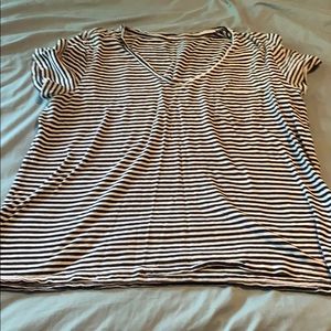 Stripped pocket v-neck t-shirt